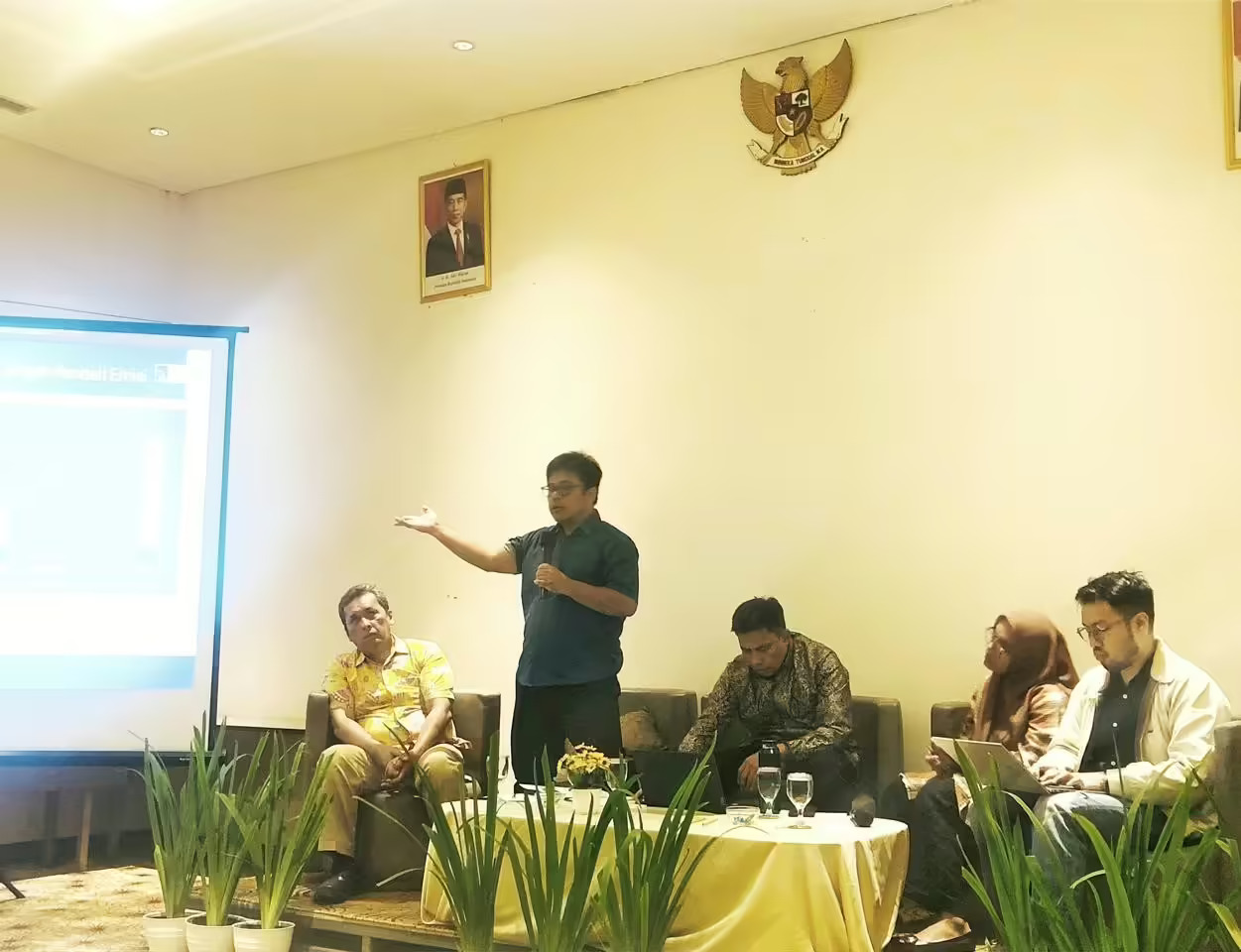 Pius Ginting, Koordinator Aksi Ekologi dan Emansipasi Rakyat (AEER), dalam diskusi publik “Tingkat Produksi Pertambangan Nikel di Halmahera Tengah dan Daya Dukung & Tampung Ekologi,” di Jakarta, Rabu, 28 Agustus 2024.