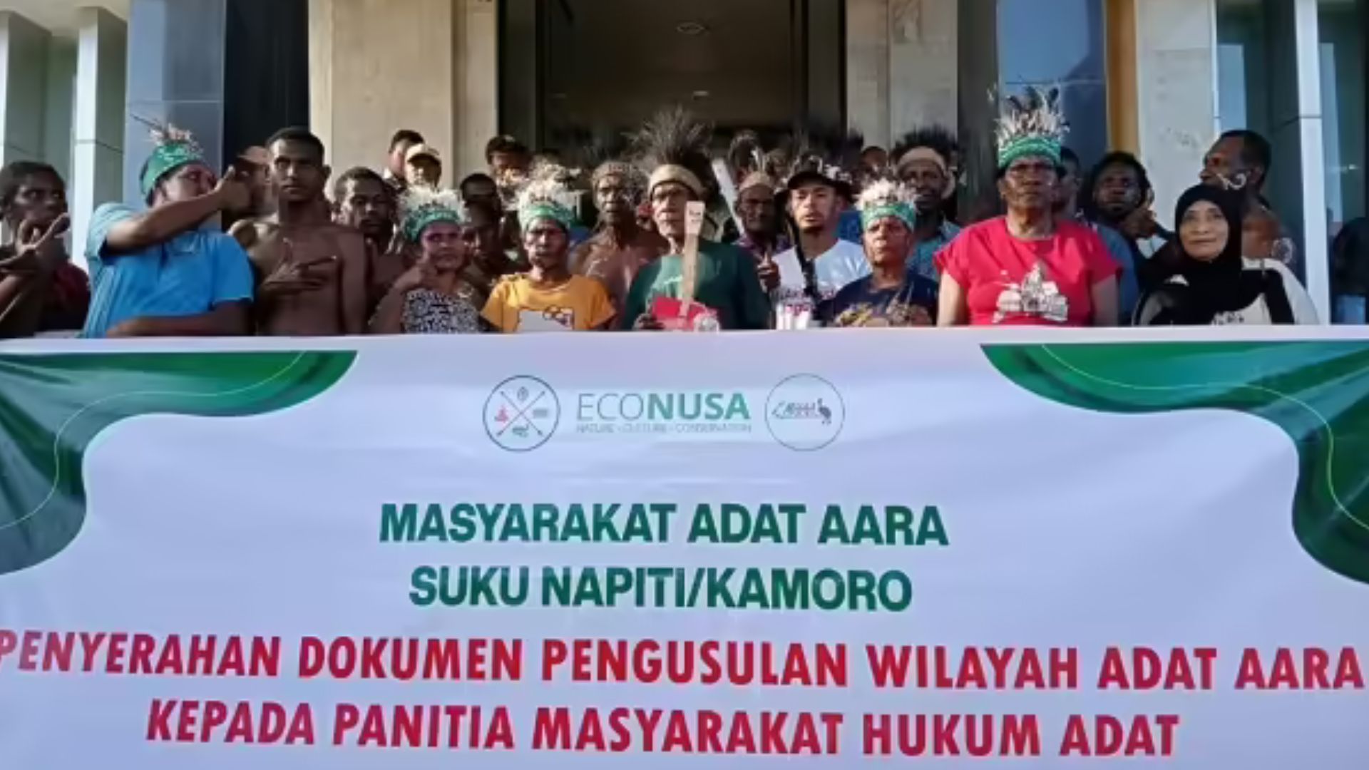 Masyarakat adat Aara usai menyerahkan dokumen usulan pengakuan wilayah adat mereka ke panitia masyarakat hukum adat Kaimana. (Yayasan EcoNusa)