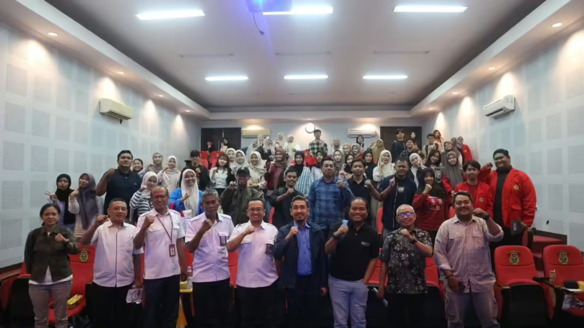 Peserta seminar bahas krisis dan ketidakadilan atas akses air bersih di utara Kota Makassar. (WALHI)
