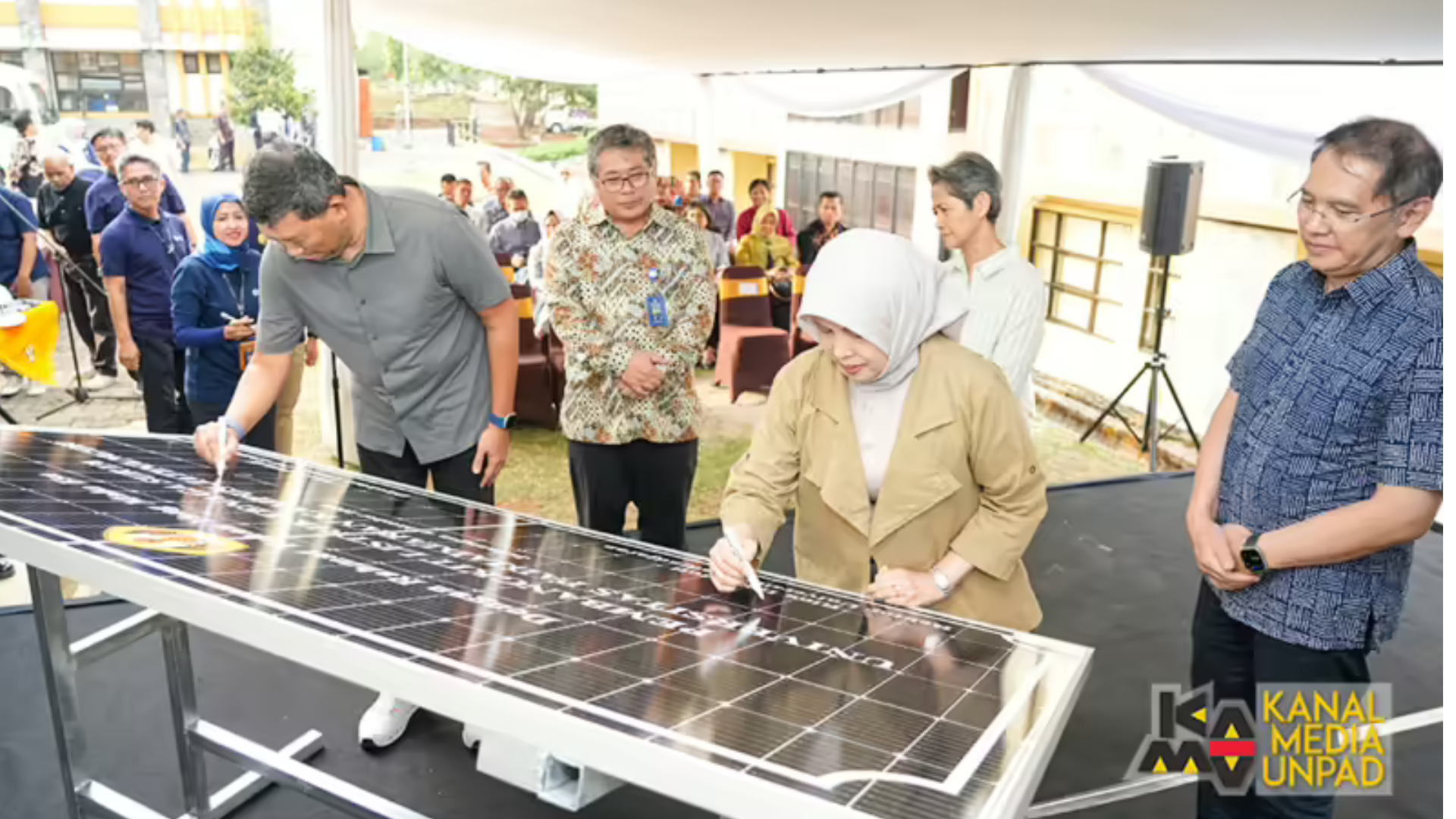 Rektor Universitas Padjadjaran Rina Indiastuti dan Direktur Utama PT Empat Mitra Indika Tenaga Surya (EMITS), Yovie Priadi menandatangani prasasti peresmian PLTS Unpad Kampus Jatinangor, Jumat 4 Oktober 2024. (Foto oleh: Dadan Triawan)