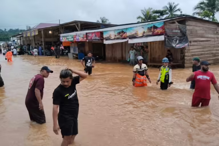 Bencana banjir di Halmahera, akhir Juli lalu, diduga kuat tambang nikel jadi penyebabnya. Air genangan berwarna oranye kecoklatan.