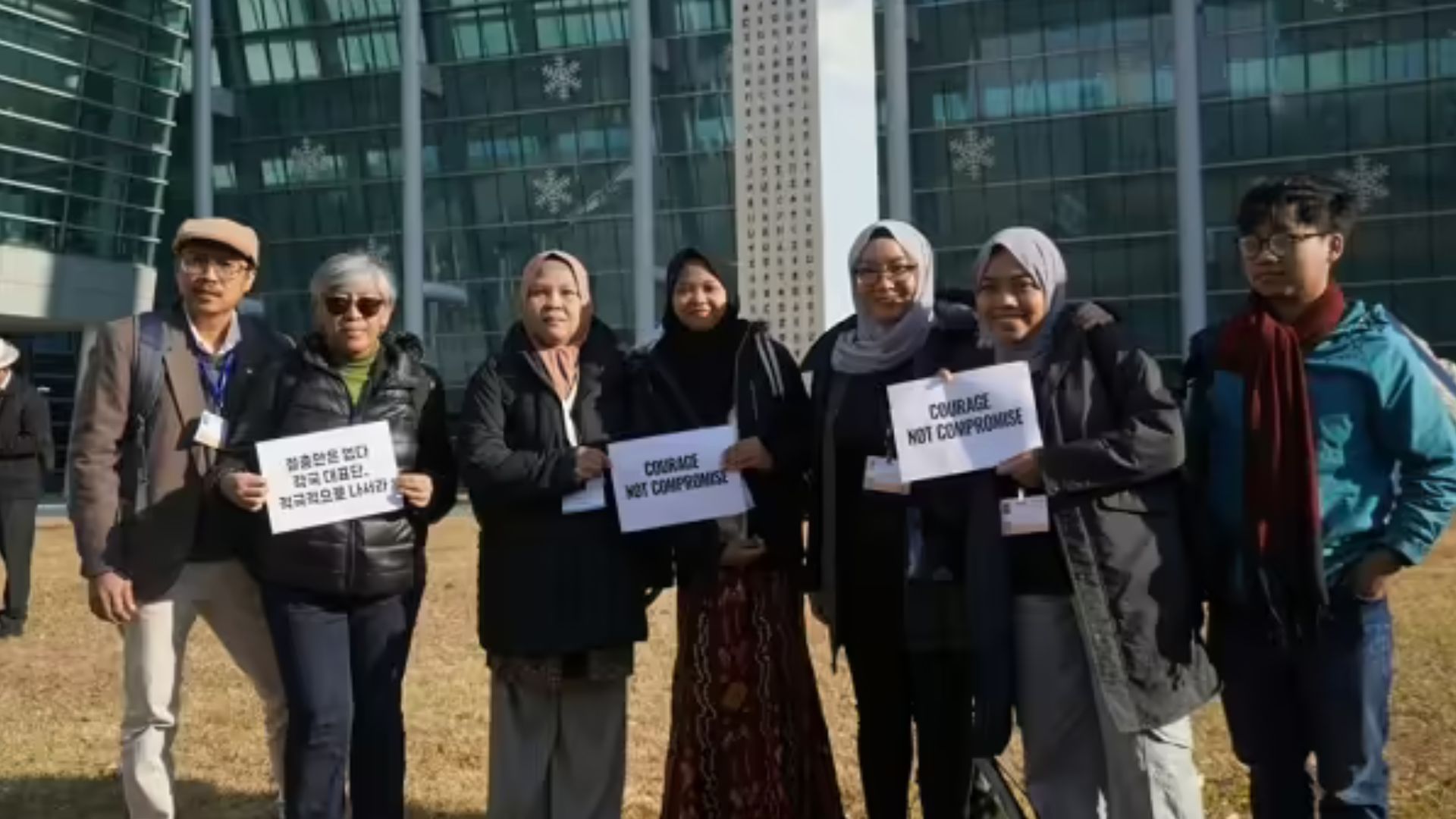 Aksi aliansi organisasi lingkungan menuntut pengurangan polusi plastik. (AZWI)